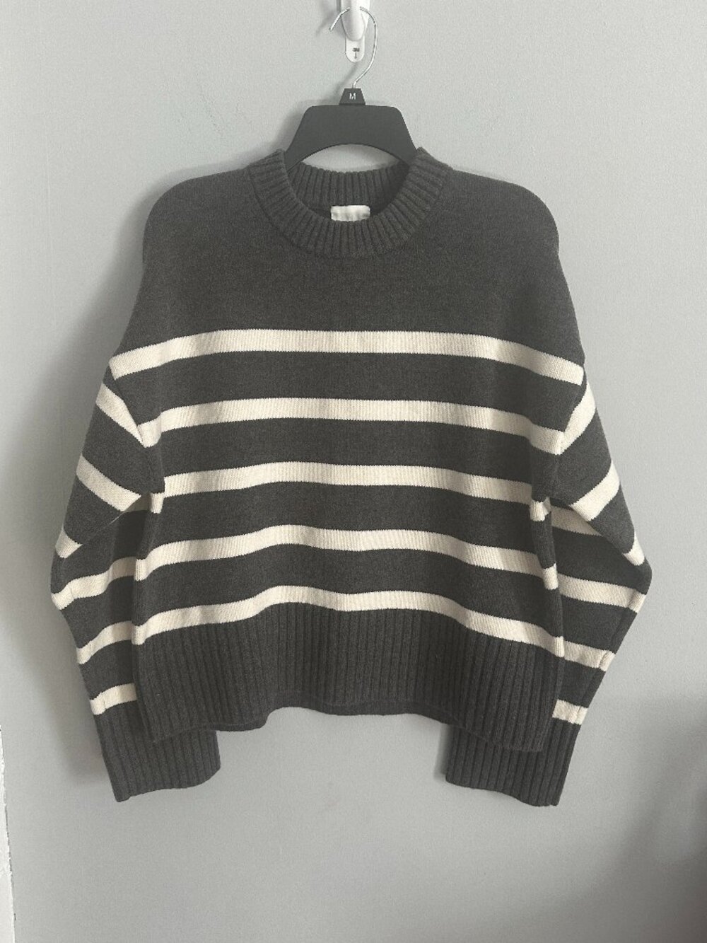 🤍🖤 H&M Striped Knit Sweater – Size Medium – New With Tags